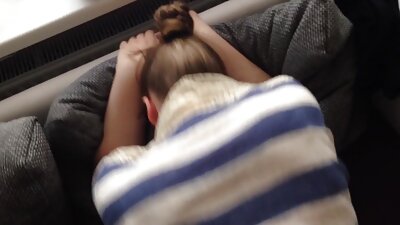 セクシーな体を持つ2人の熱い女性がベッドでお互いをからかっています イケメン h 動画