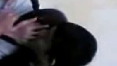 眼鏡をかけている黒人女性が彼女の中に白いコックを味わっている エロ 動画 イケメン 3p