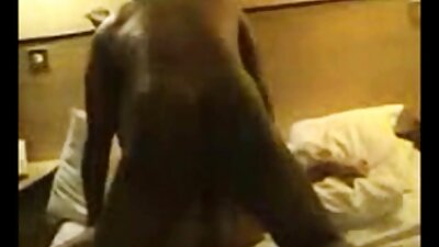 2人の女の子がセクシーな猫を舐めながらベッドシーツを台無しにする エロ 動画 イケメン マッサージ